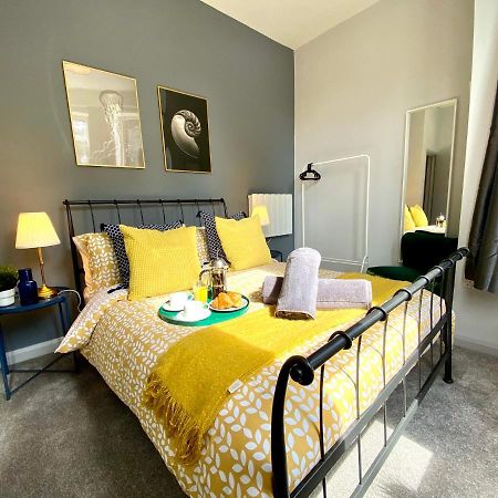Trendy Stylish Apartment! - 5 Minute Walk To The Best Beach! - Great Location - Parking - Fast Wifi - Smart Tv - Newly Decorated - Sleeps Up To 6! Close To Bournemouth & Poole Town Centre & Sandbanks Dış mekan fotoğraf