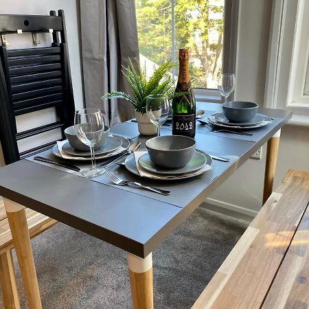 Trendy Stylish Apartment! - 5 Minute Walk To The Best Beach! - Great Location - Parking - Fast Wifi - Smart Tv - Newly Decorated - Sleeps Up To 6! Close To Bournemouth & Poole Town Centre & Sandbanks Dış mekan fotoğraf