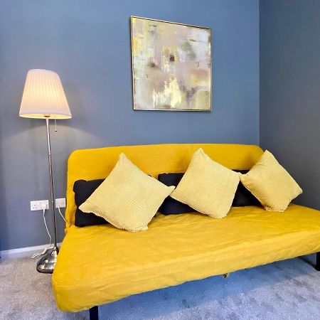 Trendy Stylish Apartment! - 5 Minute Walk To The Best Beach! - Great Location - Parking - Fast Wifi - Smart Tv - Newly Decorated - Sleeps Up To 6! Close To Bournemouth & Poole Town Centre & Sandbanks Dış mekan fotoğraf