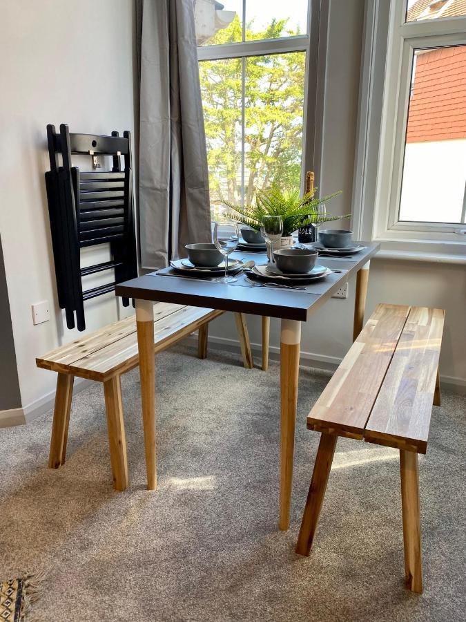 Trendy Stylish Apartment! - 5 Minute Walk To The Best Beach! - Great Location - Parking - Fast Wifi - Smart Tv - Newly Decorated - Sleeps Up To 6! Close To Bournemouth & Poole Town Centre & Sandbanks Dış mekan fotoğraf