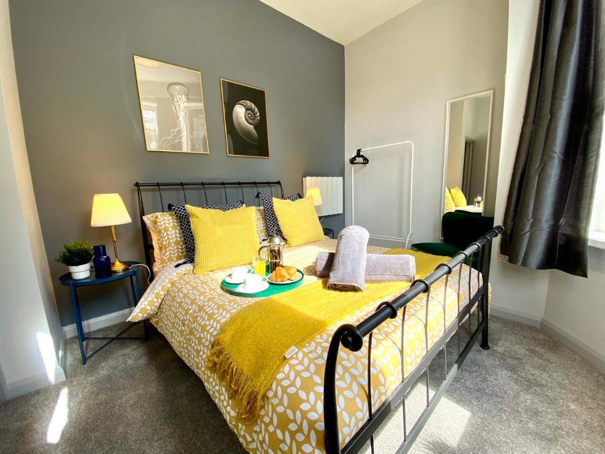 Trendy Stylish Apartment! - 5 Minute Walk To The Best Beach! - Great Location - Parking - Fast Wifi - Smart Tv - Newly Decorated - Sleeps Up To 6! Close To Bournemouth & Poole Town Centre & Sandbanks Dış mekan fotoğraf