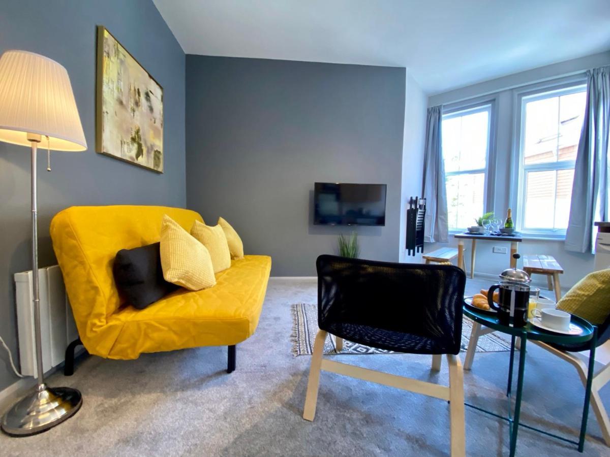 Trendy Stylish Apartment! - 5 Minute Walk To The Best Beach! - Great Location - Parking - Fast Wifi - Smart Tv - Newly Decorated - Sleeps Up To 6! Close To Bournemouth & Poole Town Centre & Sandbanks Dış mekan fotoğraf