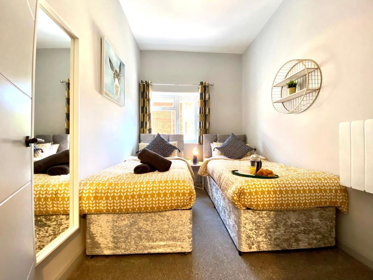 Trendy Stylish Apartment! - 5 Minute Walk To The Best Beach! - Great Location - Parking - Fast Wifi - Smart Tv - Newly Decorated - Sleeps Up To 6! Close To Bournemouth & Poole Town Centre & Sandbanks Dış mekan fotoğraf