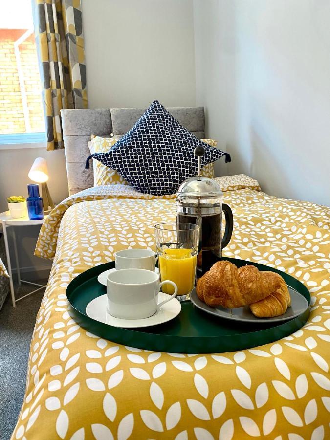 Trendy Stylish Apartment! - 5 Minute Walk To The Best Beach! - Great Location - Parking - Fast Wifi - Smart Tv - Newly Decorated - Sleeps Up To 6! Close To Bournemouth & Poole Town Centre & Sandbanks Dış mekan fotoğraf