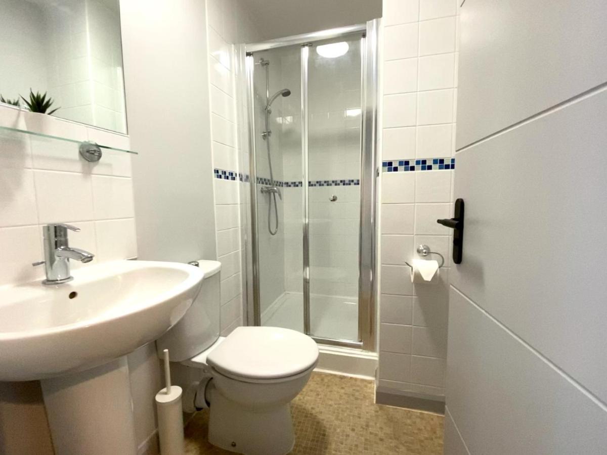 Trendy Stylish Apartment! - 5 Minute Walk To The Best Beach! - Great Location - Parking - Fast Wifi - Smart Tv - Newly Decorated - Sleeps Up To 6! Close To Bournemouth & Poole Town Centre & Sandbanks Dış mekan fotoğraf