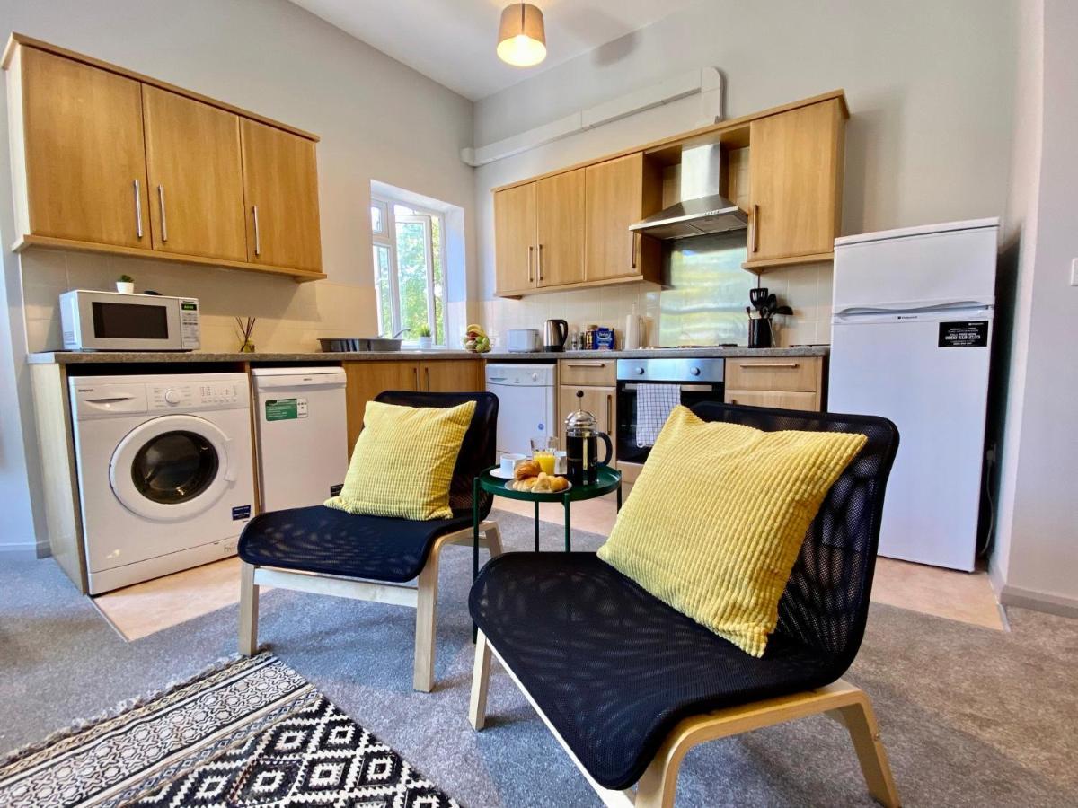 Trendy Stylish Apartment! - 5 Minute Walk To The Best Beach! - Great Location - Parking - Fast Wifi - Smart Tv - Newly Decorated - Sleeps Up To 6! Close To Bournemouth & Poole Town Centre & Sandbanks Dış mekan fotoğraf